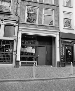 858680 Gezicht op de winkelpui van het pand Oudegracht 198 (scholierencentrum 't Spinnehok) te Utrecht.